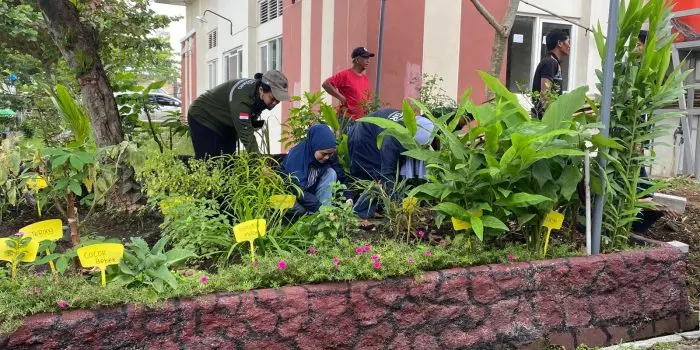 Bersih, Hijau, dan Guyub: Kerja Bakti Taman TOGA Warga RT.07/RW.21, Kelurahan Sendangmulyo, Kecamatan Tembalang, Kota Semarang & KKN UPGRIS 2026 WhatsApp-Image-2026-02-01-at-13.24.17