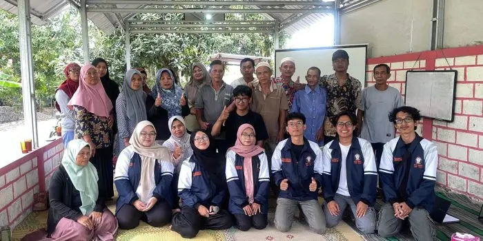 Mahasiswa KKN Undip Dampingi Rembug Warga Eco-Circle untuk Wujudkan Pengelolaan Sampah Partisipatif di Desa Kragilan, Kecamatan Gantiwarno, Kabupaten Klaten. Foto Bersama Setelah Rembug Warga Eco-Circle
