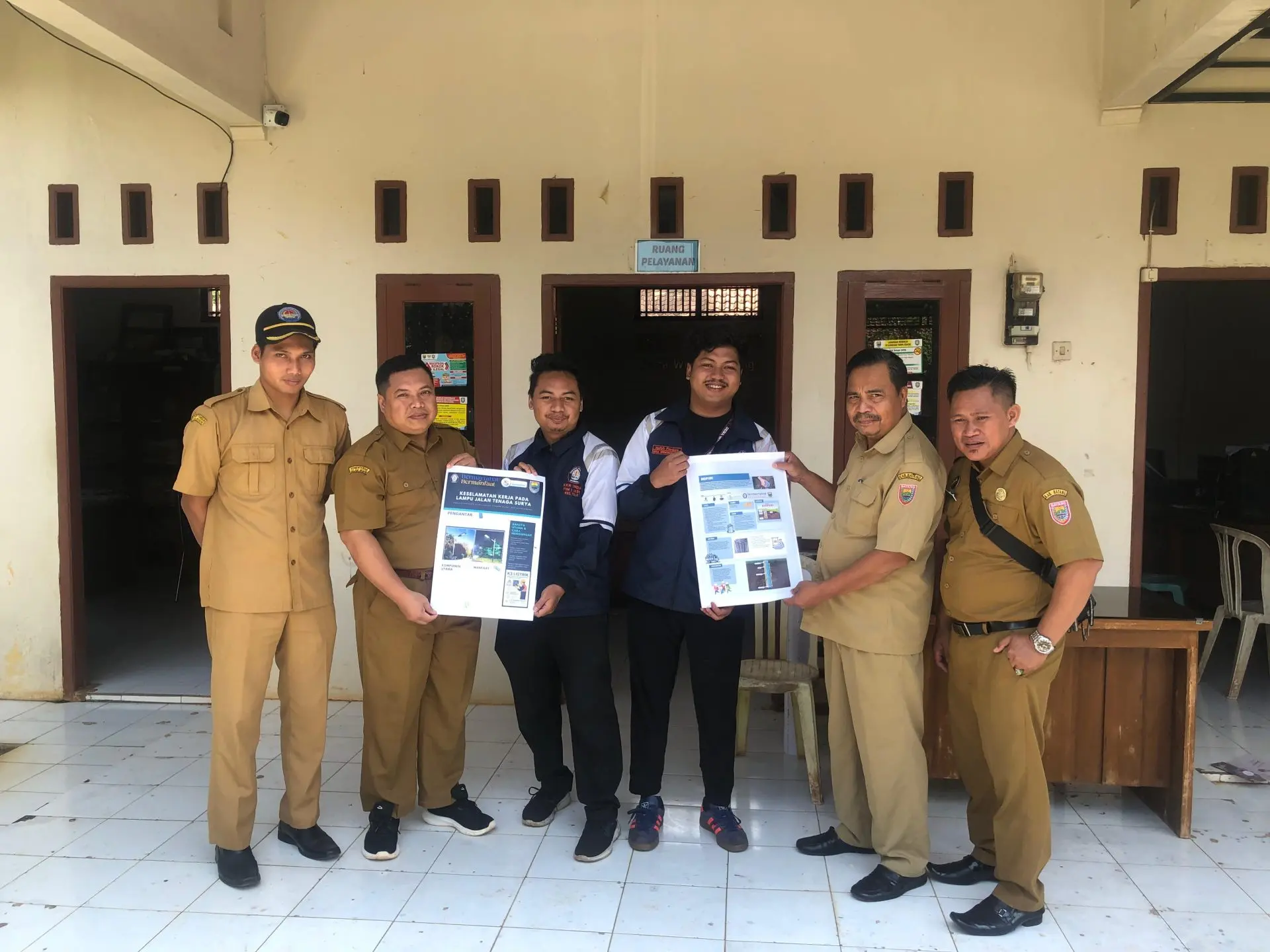 KKNR UNDIP TIM 64 SOSIALISASIKAN BIOPORI KE SD DAN PERANGKAT DESA WRINGINGINTUNG UNTUK ATASI SAMPAH ORGANIK KKNR UNDIP TIM 64 SOSIALISASIKAN BIOPORI KE SD DAN PERANGKAT DESA WRINGINGINTUNG UNTUK ATASI SAMPAH ORGANIK