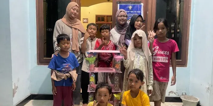 Dari Sampah Jadi Nilai Tambah: Mahasiswa KKN Undip Ajak Warga Kragilan Kreatif Kelola Limbah Plastik WhatsApp-Image-2026-02-03-at-12.59.54