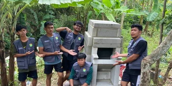 Mahasiswa UMP Mengoptimalkan Potensi Desa Melalui Inovasi Pembakaran Limbah Sampah Minim Asap (Rocket Stove) Kegiatan Pembuatan Pembakaran Limbah Sampah Minim Asap (Rocket Stove)