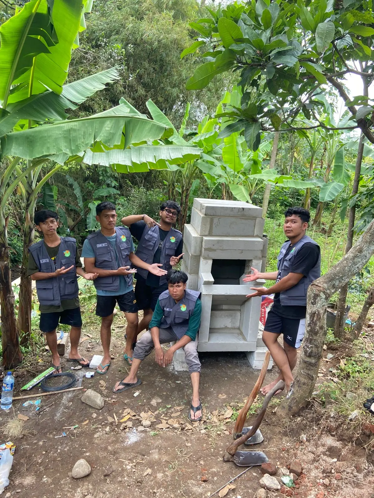 Mahasiswa UMP Mengoptimalkan Potensi Desa Melalui Inovasi Pembakaran Limbah Sampah Minim Asap (Rocket Stove)
