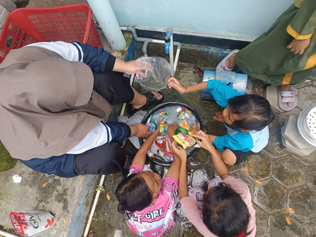 Dari Sampah Jadi Nilai Tambah: Mahasiswa KKN Undip Ajak Warga Kragilan Kreatif Kelola Limbah Plastik Dari Sampah Jadi Nilai Tambah: Mahasiswa KKN Undip Ajak Warga Kragilan Kreatif Kelola Limbah Plastik