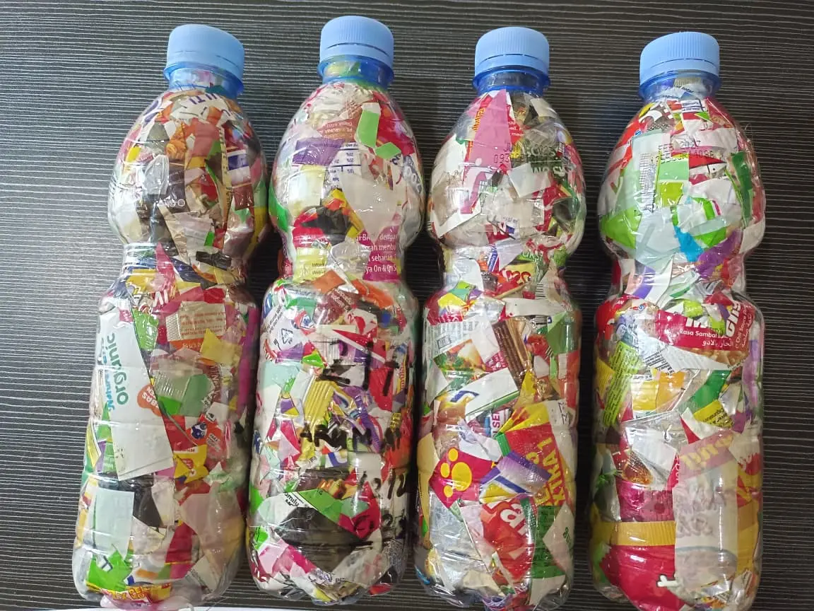 Dari Sampah Jadi Nilai Tambah: Mahasiswa KKN Undip Ajak Warga Kragilan Kreatif Kelola Limbah Plastik Dari Sampah Jadi Nilai Tambah: Mahasiswa KKN Undip Ajak Warga Kragilan Kreatif Kelola Limbah Plastik