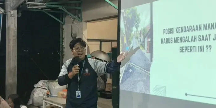 Mahasiswa KKN UNDIP Edukasi Rekayasa Lalu Lintas sebagai Upaya Peningkatan Keselamatan di Permukiman RW 02 Kelurahan Ngemplak Simongan WhatsApp-Image-2026-02-07-at-10.53.07