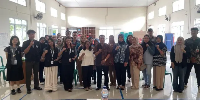 Tingkatkan Daya Saing UMKM, Mahasiswa KKN Universitas PGRI Semarang Gelar Sosialisasi Strategi Pemasaran Digital WhatsApp-Image-2026-02-07-at-14.29.29