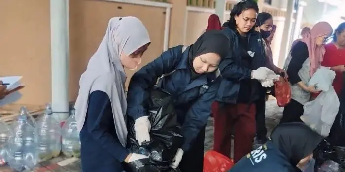 Dari Sampah Jadi Berkah: Aksi Bank Sampah Warga RT 07/RW 21 Bersama Mahasiswa KKN UPGRIS WhatsApp-Image-2026-02-08-at-11.45.46-1