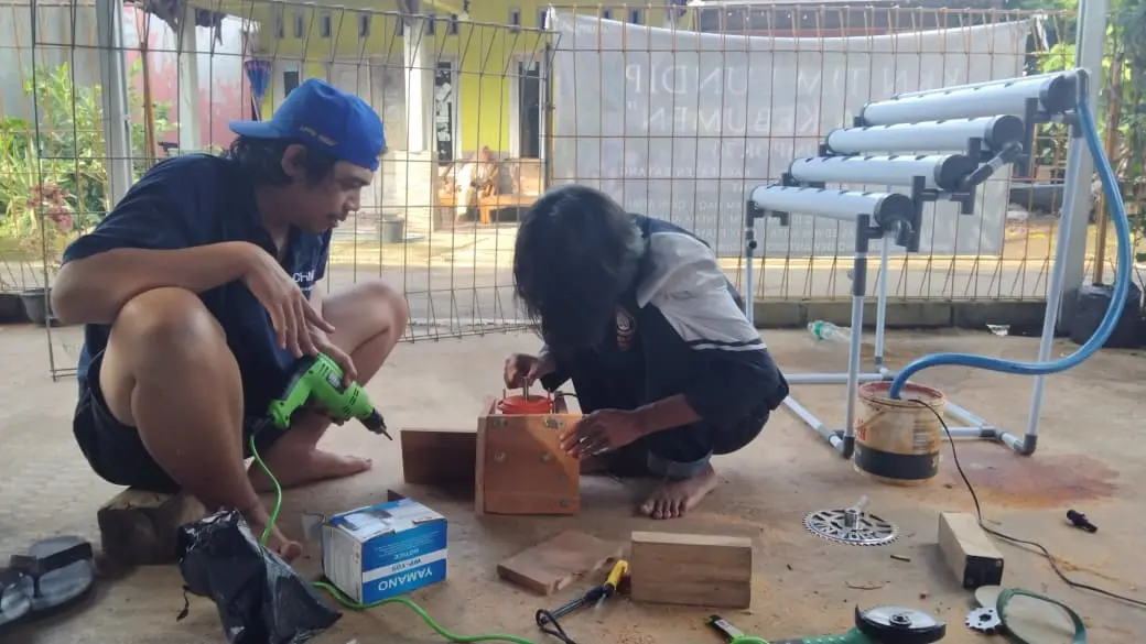 Mahasiswa KKN UNDIP Rancang Sistem Hidroponik Otomatis Berbasis Timer Relay untuk Hemat Energi Listrik