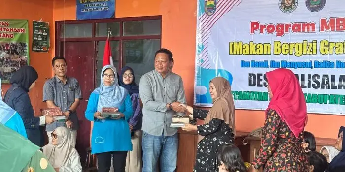 Peduli Generasi Sehat, Mahasiswa KKN UPGRIS Turut Serta Bagikan Makan Bergizi Gratis WhatsApp-Image-2026-02-09-at-15.37.47