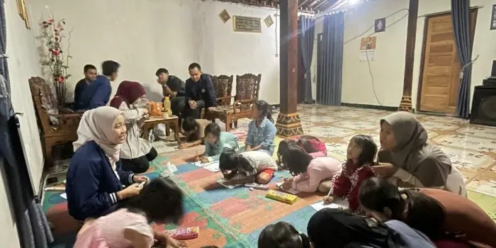 Tanamkan Pentingnya Sekolah Sejak Dini, Tim Mahasiswa KKN UNIMMA Gelar Sosialisasi Pendidikan dan Kegiatan Belajar di desa Daleman Kidul bimbingan belajar bersama anak-anak dusun Genting
