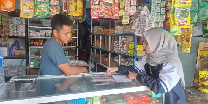 Mahasiswa KKN Lakukan Penyuluhan Pencatatan Stok Barang Toko Kelontong di Desa Sumberejo WhatsApp-Image-2026-02-10-at-22.21.25