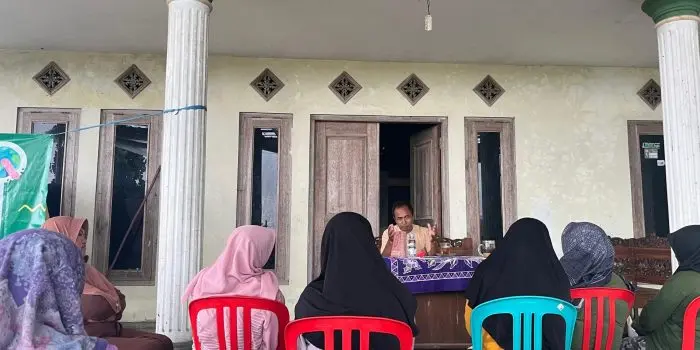 Inovatif! KKN Tematik II UNIMMA 2026 Latih Warga Banyuroto Buat Pot Bunga dari Material Popok (Pampers) WhatsApp-Image-2026-02-15-at-11.11.52-1