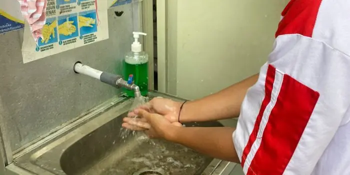 “Edukasi Gerakan Cuci Tangan Pakai Sabun (CTPS) sebagai Upaya Peningkatan Perilaku Hidup Bersih dan Sehat oleh Mahasiswa KKN” WhatsApp-Image-2026-02-17-at-21.55.10-1