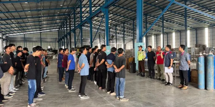 Mahasiswa KKN UPGRIS Sosialisasikan K3 Area Produksi kepada Karyawan PT. Wadja Karya Dunia Pati WhatsApp-Image-2026-02-20-at-00.25.52-2