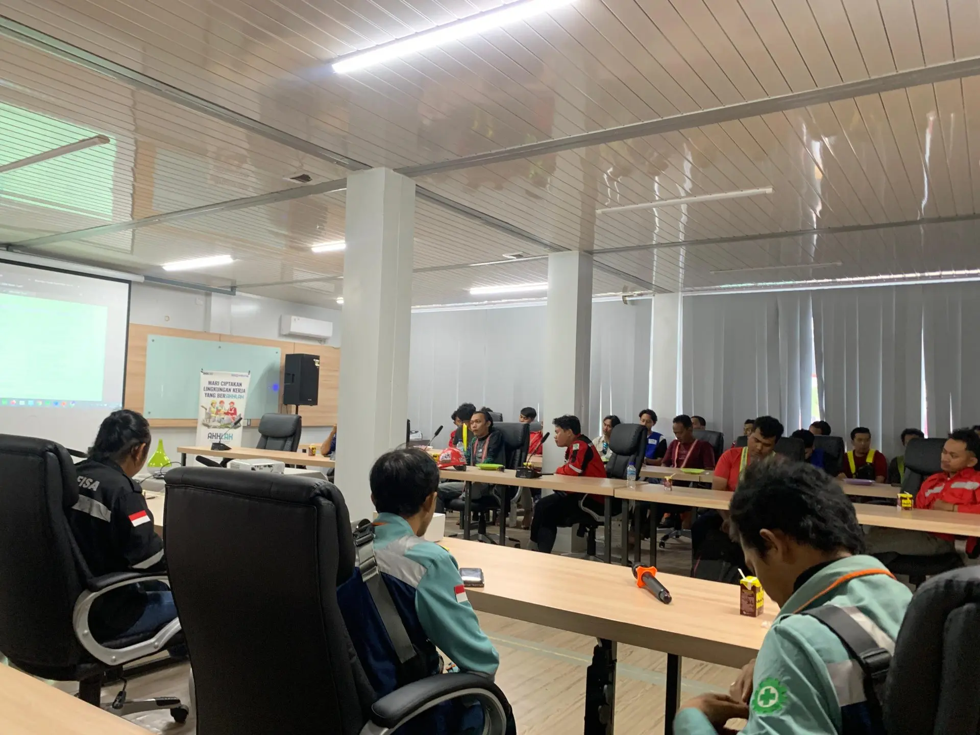 Mahasiswa Teknik Sipil UPGRIS Beri Edukasi Literasi Digital Bagi Pekerja di Proyek IKN