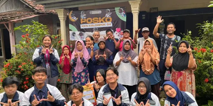 Mahasiswa KKN UNDIP Hadirkan Inovasi Pengelolaan Sampah Terpadu di Desa Wiroditan, Menuju Lingkungan Sehat dan Mandiri A group of people posing for a photo AI-generated content may be incorrect.