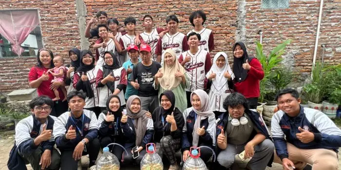 KKN Tematik Tim 20 UNDIP Dorong Pengelolaan Sampah melalui Eco Enzyme dan Bank Sampah Botol di RW 03 Kelurahan Kedungmundu A group of people posing for a photo Description automatically generated