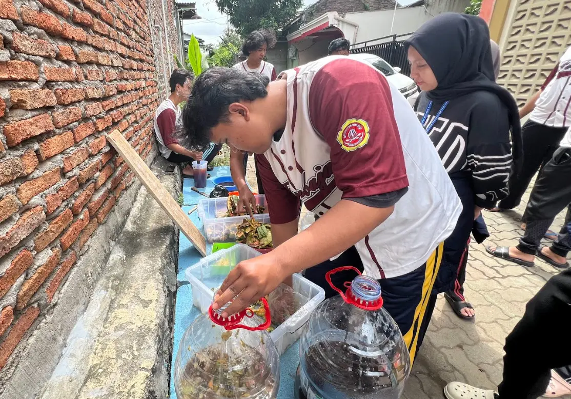 A person holding a plastic container with food in it Description automatically generated