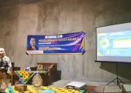 A room with a projector screen and a banner Description automatically generated