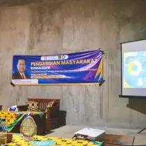 A room with a projector screen and a banner Description automatically generated