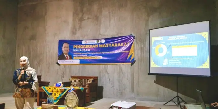 Dari Sampah jadi Cuan, Mahasiswi Undip Sulap Limbah Rumah Tangga jadi Peluang Ekonomi Desa Manggis A room with a projector screen and a banner Description automatically generated