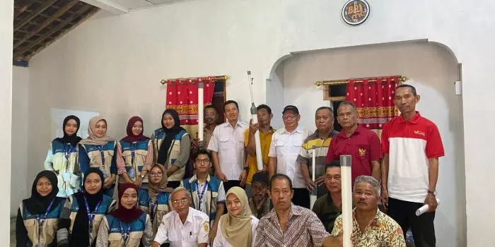 Bersinergi, Berinovasi, dan Berkreasi! KKN UNS Hadirkan Alat Penebar Pupuk Praktis dan Sosialisasi untuk Mengoptimalkan Pekarangan di Desa Saradan Bersinergi, Berinovasi, dan Berkreasi! KKN UNS Hadirkan Alat Penebar Pupuk Praktis dan Sosialisasi untuk Mengoptimalkan Pekarangan di Desa Saradan