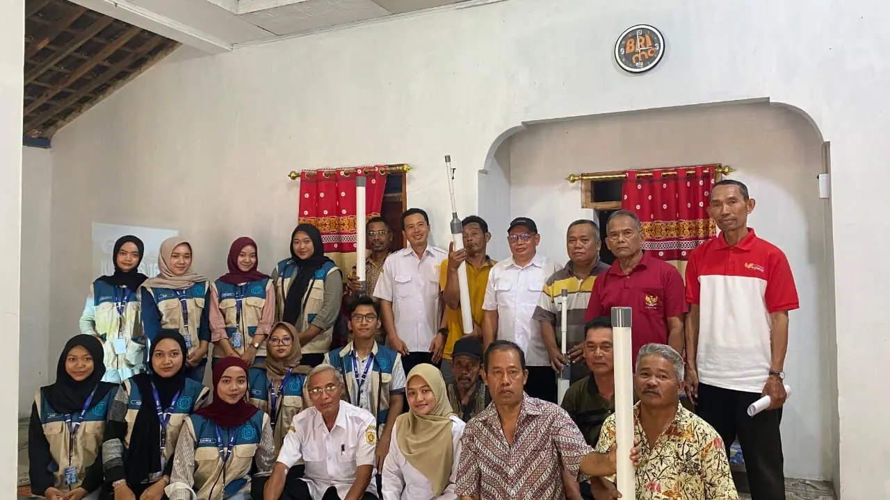 Bersinergi, Berinovasi, dan Berkreasi! KKN UNS Hadirkan Alat Penebar Pupuk Praktis dan Sosialisasi untuk Mengoptimalkan Pekarangan di Desa Saradan