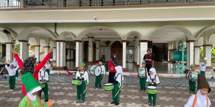Ketukan Ceria Anak Usia Dini, KKN Kelompok 39 UPGRIS Dampingi Drumband RA Muslimat NU 08 Trompo Ketukan Ceria Anak Usia Dini, KKN Kelompok 39 UPGRIS Dampingi Drumband RA Muslimat NU 08 Trompo