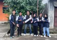 Mahasiswa Tim 24 KKN-T Universitas Diponegoro Kelompok 4 berfoto bersama usai melaksanakan serangkaian program pemberdayaan lingkungan.