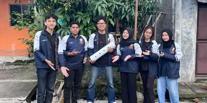 Tim 24 KKN-T UNDIP Kelompok 4 Laksanakan Program Kerja di RW 04 Desa Menur, Demak Mahasiswa Tim 24 KKN-T Universitas Diponegoro Kelompok 4 berfoto bersama usai melaksanakan serangkaian program pemberdayaan lingkungan.