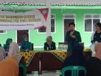 Mahasiswa Program Studi Bahasa dan Kebudayaan Jepang Undip, Tegar Milzam, sedang memaparkan materi mengenai filosofi Jepang Mottainai kepada ibu-ibu PKK di Balai Desa Kebumen, Batang, Jumat (23/01/2026).