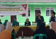 Mahasiswa Program Studi Bahasa dan Kebudayaan Jepang Undip, Tegar Milzam, sedang memaparkan materi mengenai filosofi Jepang Mottainai kepada ibu-ibu PKK di Balai Desa Kebumen, Batang, Jumat (23/01/2026).