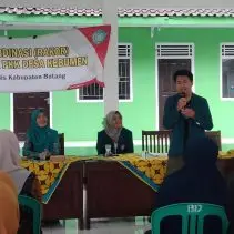 Mahasiswa Program Studi Bahasa dan Kebudayaan Jepang Undip, Tegar Milzam, sedang memaparkan materi mengenai filosofi Jepang Mottainai kepada ibu-ibu PKK di Balai Desa Kebumen, Batang, Jumat (23/01/2026).
