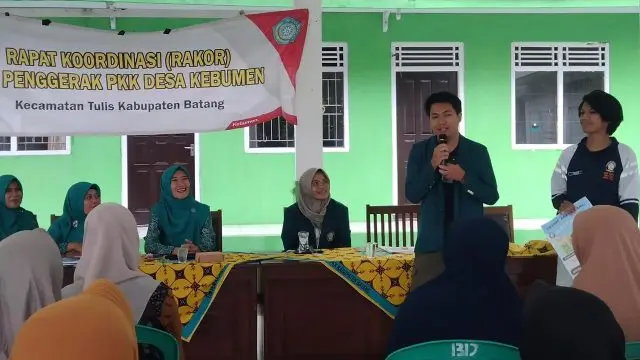 Mahasiswa Program Studi Bahasa dan Kebudayaan Jepang Undip, Tegar Milzam, sedang memaparkan materi mengenai filosofi Jepang Mottainai kepada ibu-ibu PKK di Balai Desa Kebumen, Batang, Jumat (23/01/2026).