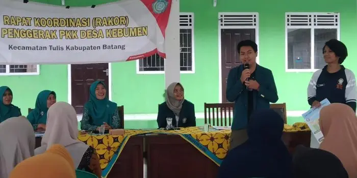 Mahasiswa KKN UNDIP Perkenalkan Filosofi Budaya Jepang “Mottainai” kepada Ibu-Ibu PKK untuk Dorong Pemanfaatan Sampah Organik Menjadi Pupuk Mahasiswa Program Studi Bahasa dan Kebudayaan Jepang Undip, Tegar Milzam, sedang memaparkan materi mengenai filosofi Jepang Mottainai kepada ibu-ibu PKK di Balai Desa Kebumen, Batang, Jumat (23/01/2026).