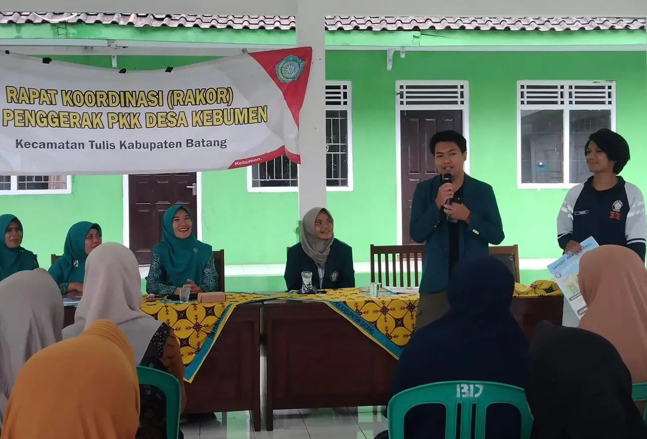 Mahasiswa Program Studi Bahasa dan Kebudayaan Jepang Undip, Tegar Milzam, sedang memaparkan materi mengenai filosofi Jepang Mottainai kepada ibu-ibu PKK di Balai Desa Kebumen, Batang, Jumat (23/01/2026).