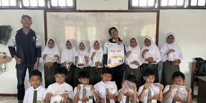 Kreatif dan Bergizi, Mahasiswa KKN UNDIP Ajak Siswa MI Gombong Belajar Pentingnya Protein Hewani Lewat Pembuatan Telur Asin IMG-20260209-WA0045(1)