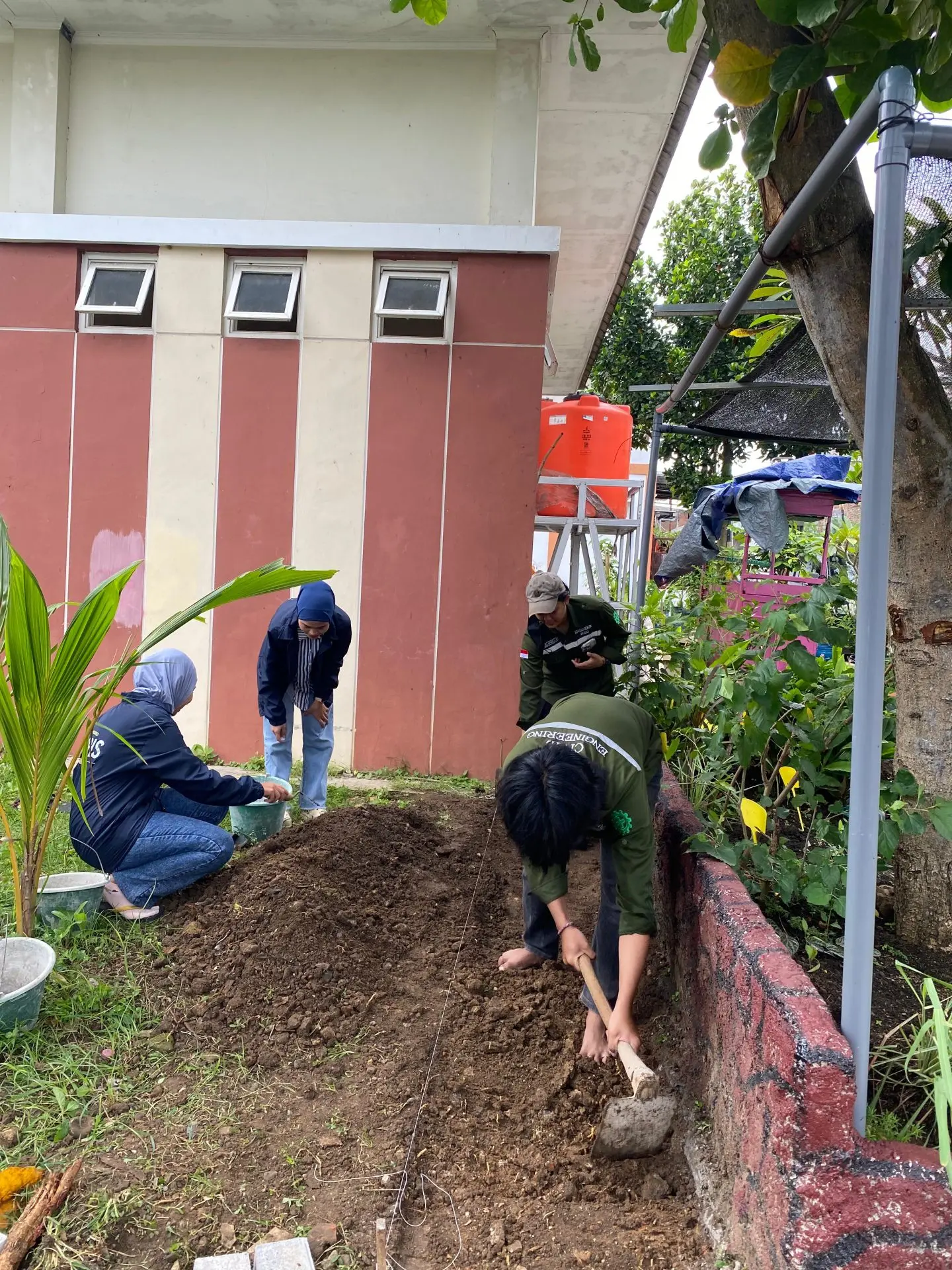 Semangat Gotong Royong di Sendangmulyo: Paving Block untuk Taman TOGA yang Lebih Tertata