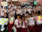 Sebuah gambar berisi pakaian, dalam ruangan, orang, dinding Konten yang dihasilkan AI mungkin salah.