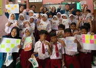 Sebuah gambar berisi pakaian, dalam ruangan, orang, dinding Konten yang dihasilkan AI mungkin salah.