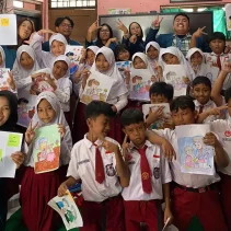 Sebuah gambar berisi pakaian, dalam ruangan, orang, dinding Konten yang dihasilkan AI mungkin salah.