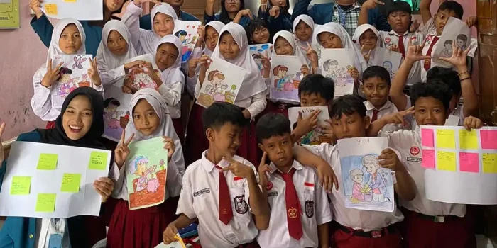 Mahasiswa KKN UNDIP Gelar Program ‘GEMBIRA’ di SDN 1 Kebumen: Dorong Semangat Menabung, Bersedekah, dan Peduli Lingkungan Sebuah gambar berisi pakaian, dalam ruangan, orang, dinding Konten yang dihasilkan AI mungkin salah.
