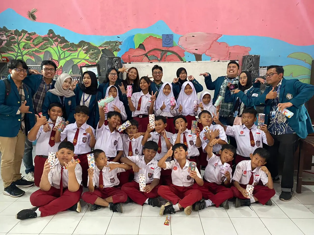 Sebuah gambar berisi pakaian, orang, alas kaki, grup Konten yang dihasilkan AI mungkin salah.