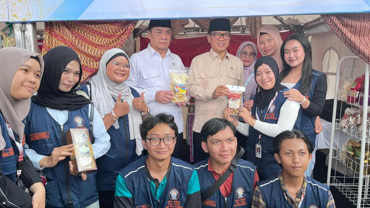 Sebuah gambar berisi pakaian, orang, Wajah manusia, senyum Konten yang dihasilkan AI mungkin salah.