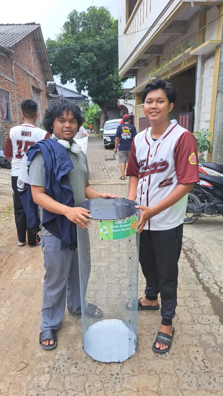 Two men standing next to each other Description automatically generated