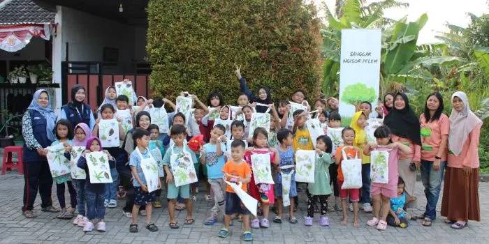 Mahasiswa KKN UPGRIS Kelompok 30 Kolaborasi dengan Sanggar Ngisor Pelem Gelar Edukasi Eco Print bagi Anak Pedurungan Tengah Mahasiswa KKN UPGRIS Kelompok 30 Kolaborasi dengan Sanggar Ngisor Pelem Gelar Edukasi Eco Print bagi Anak Pedurungan Tengah