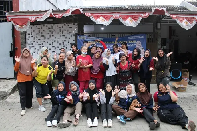 Mahasiswa KKN Kelompok 30 UPGRIS Gelar SENSASI (Senam Sehat dan Bugar Beraksi) bersama Ibu PKK Pedurungan Tengah