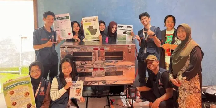Kelompok 3 KKN-T Tim 34 Universitas Diponegoro Laksanakan Program Peningkatan Kapasitas dan Inovasi Produksi pada UMKM Kumala Snack di Desa Teras