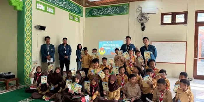 Mahasiswa KKN UNDIP Gelar Edukasi Kesehatan Gatal-gatal Pasca Banjir dan Demonstrasi Cuci Tangan di SD Negeri 2 Mranggen Mahasiswa KKN UNDIP Gelar Edukasi Kesehatan Gatal-gatal Pasca Banjir dan Demonstrasi Cuci Tangan di SD Negeri 2 Mranggen