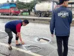 Peduli Keselamatan Pengendara, Mahasiswa KKN UPGRIS Tandai Jalan Berlubang di Jalur Kandeman Batang
